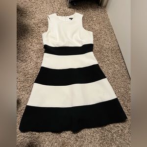 Beautiful Ann Taylor black and white dress size 0P